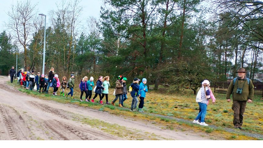 zeigt wandernde Kindergruppe