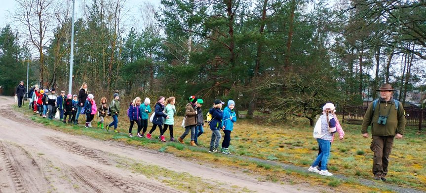zeigt wandernde Kindergruppe