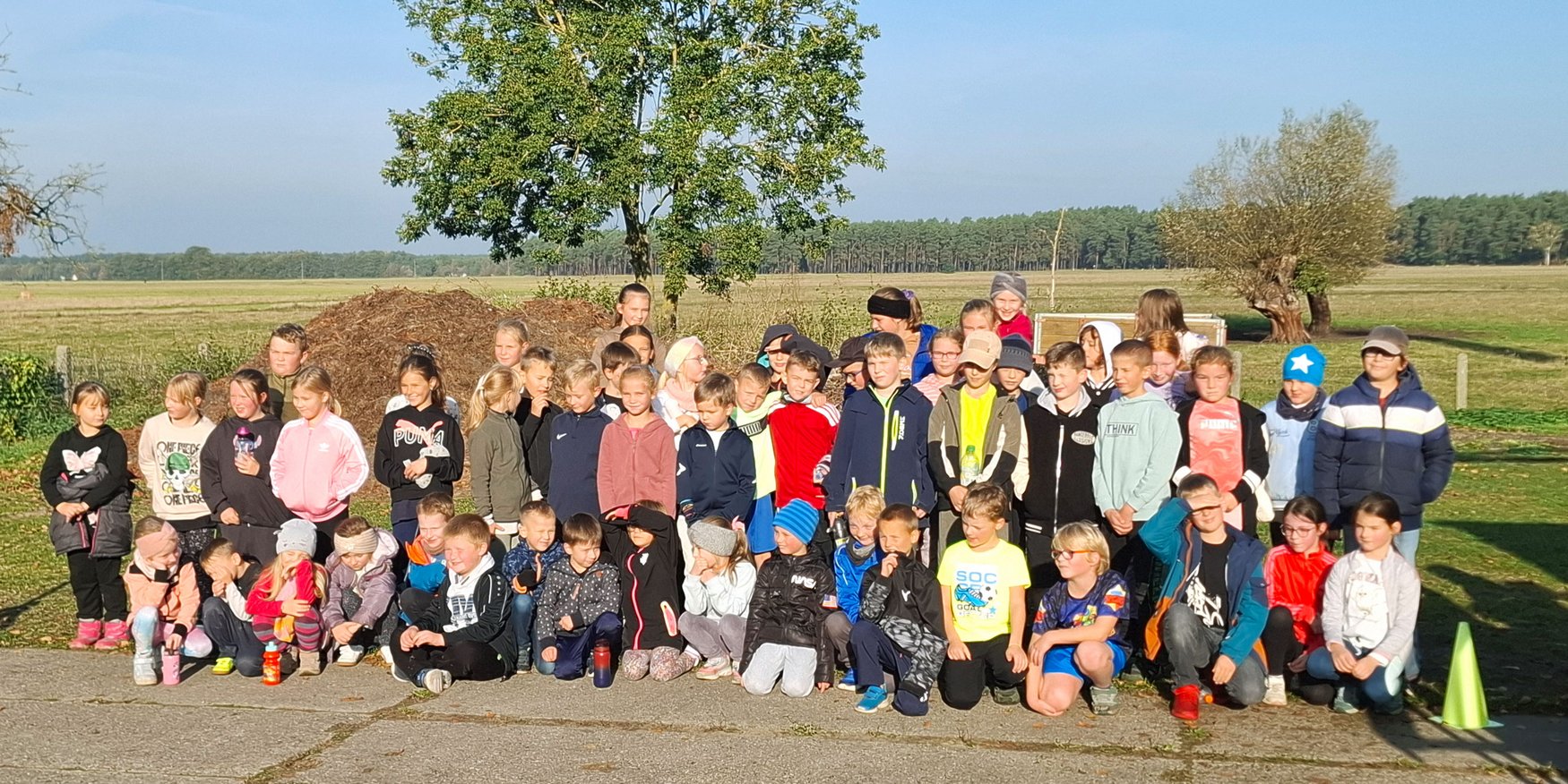 zeigt Gruppenbild von Schülern