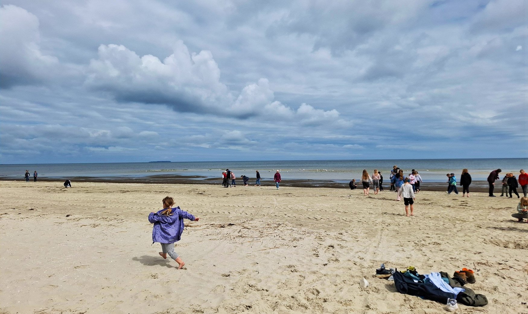 zeigt spielende Kinder am Ostseestrand