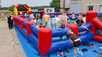 zeigt Kinder auf Hüpfburg