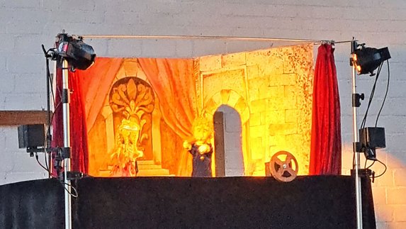 zeigt Puppentheater bei der Aufführung