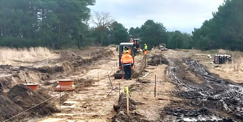 zeigt Erdarbeiten für den Straßenbau