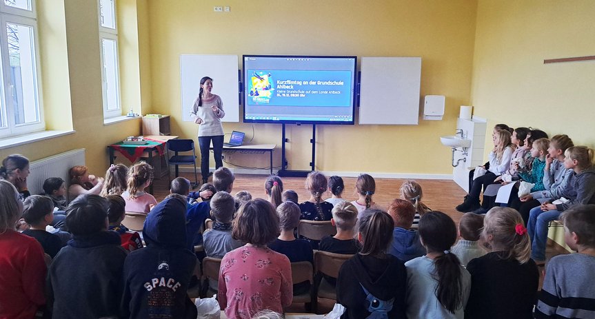 zeigt Kinder bei Filmvorführung
