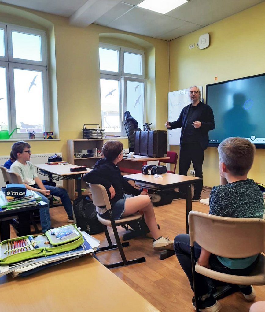 zeigt Klasse bei der Buchstunde