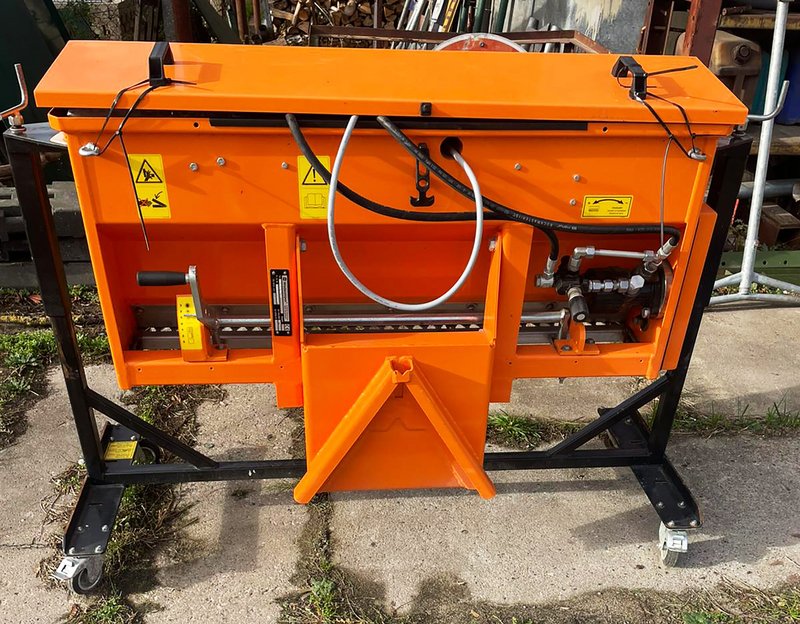 zeigt Vorderansicht des Kastenstreuers