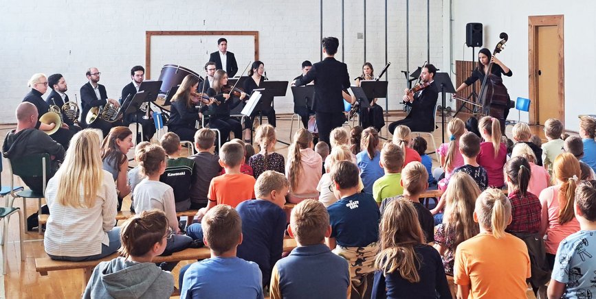 zeigt Philharmonie bei Aufführung