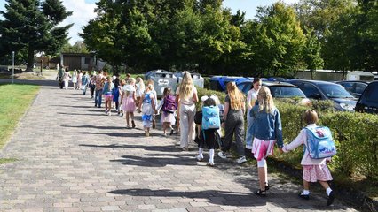 zeigt gehende Kinder und Lehrer