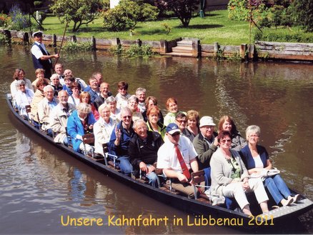 Lesestübchen zeigt Personengruppe bei einer Kahnfahrt