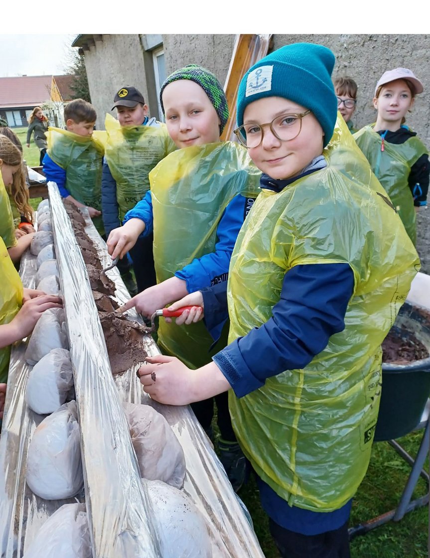 zeigt Kinder beim Bau von Schwalbennestern
