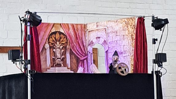 zeigt Puppentheater bei der Aufführung