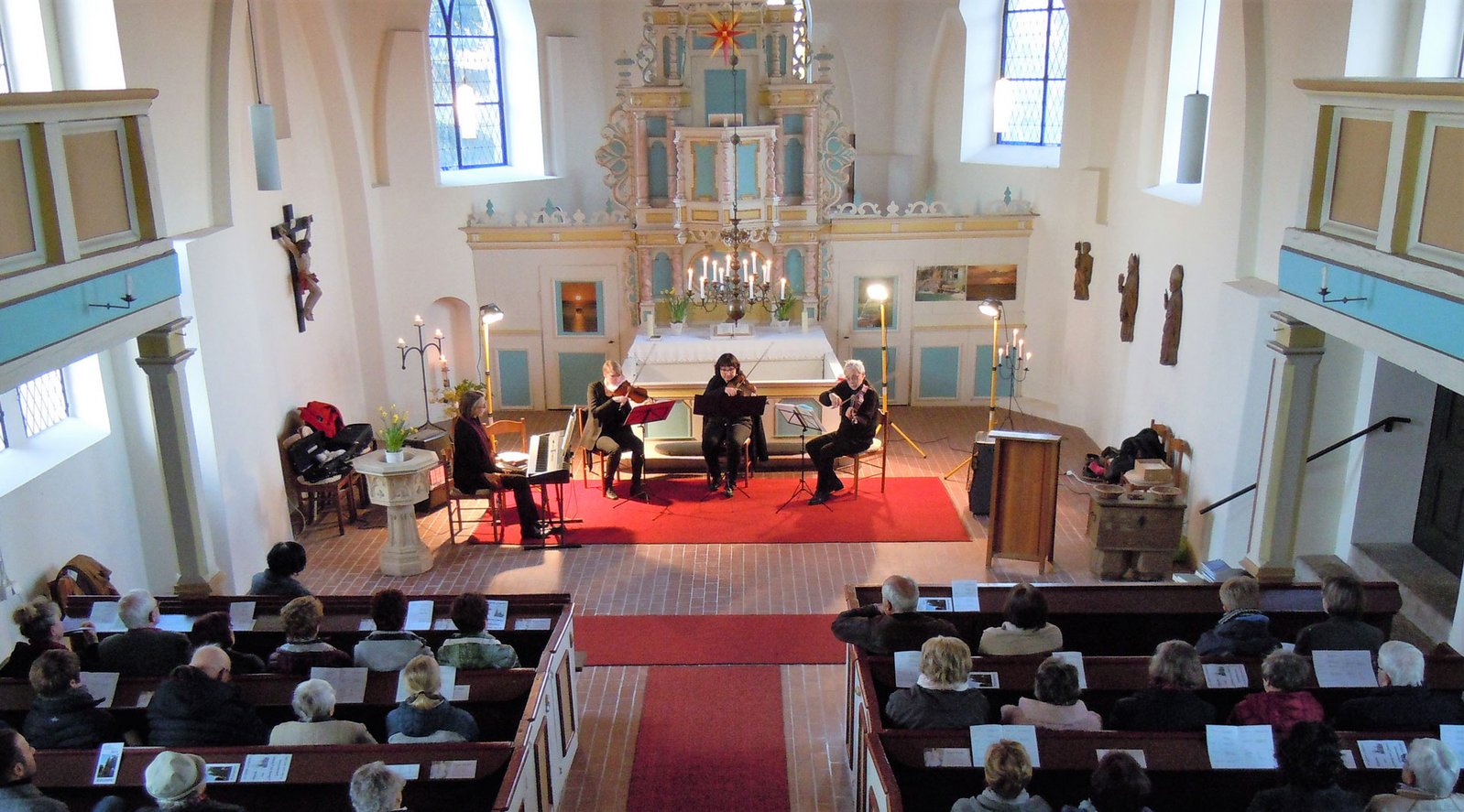 zeigt Innenraum Kirche mit Musikerensemble