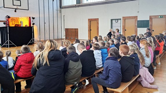 zeigt Schüler beim Zuschauen der Aufführung