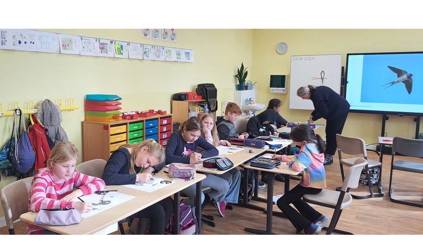 zeigt Kinder in der Klasse beim Basteln