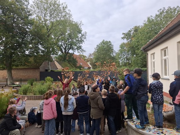 Bild zeigt Kinder beim Erntefest