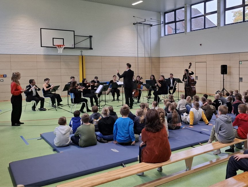 Bild zeigt Konzert in der Turnhalle