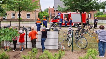 zeigt Freiwillige Feuerwehr bei Vorführung