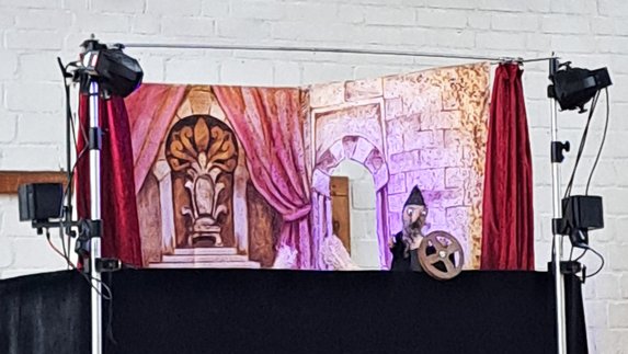 zeigt Puppentheater bei der Aufführung