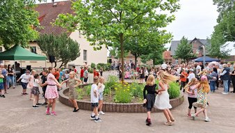 zeigt tanzende Kinder