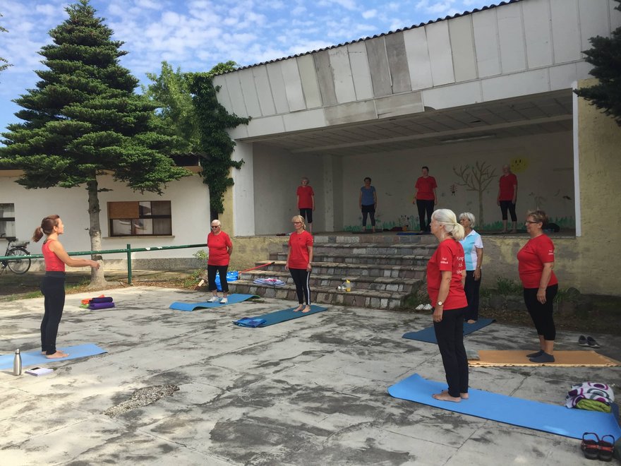 zeigt Yoga-Gruppe beim Training