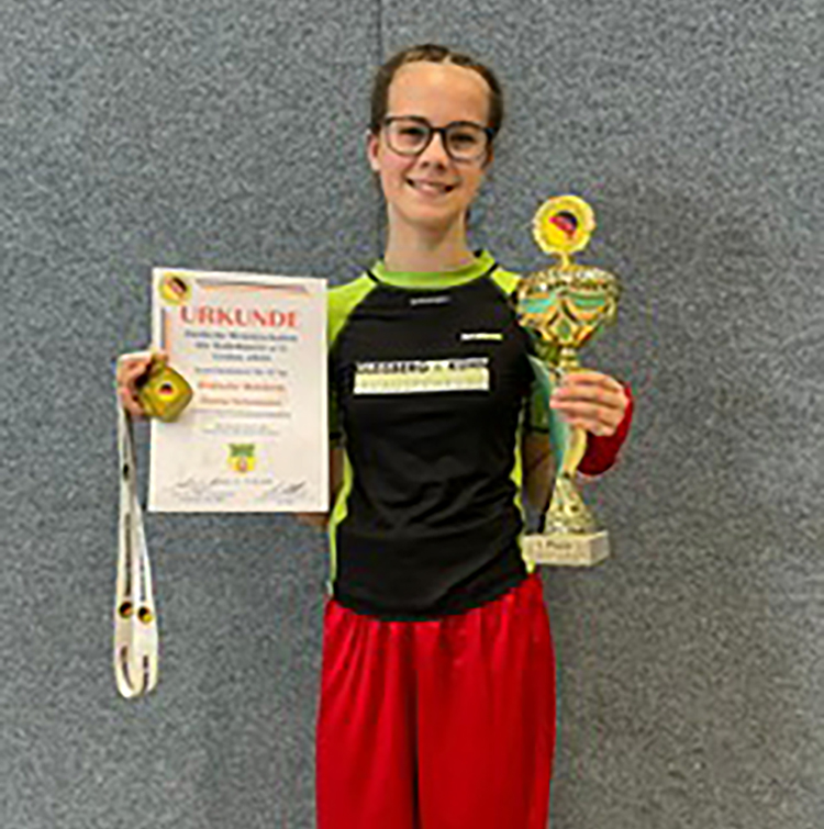 zeigt Hanna Eichelmann mit Wettkampfpokal